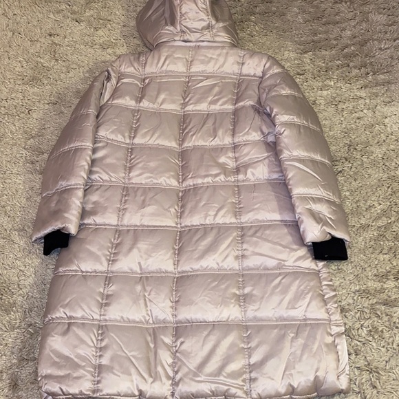 Urban Republic stone puffer coat. Detachable hood with faux fur. Size Medium - Picture 13 of 14